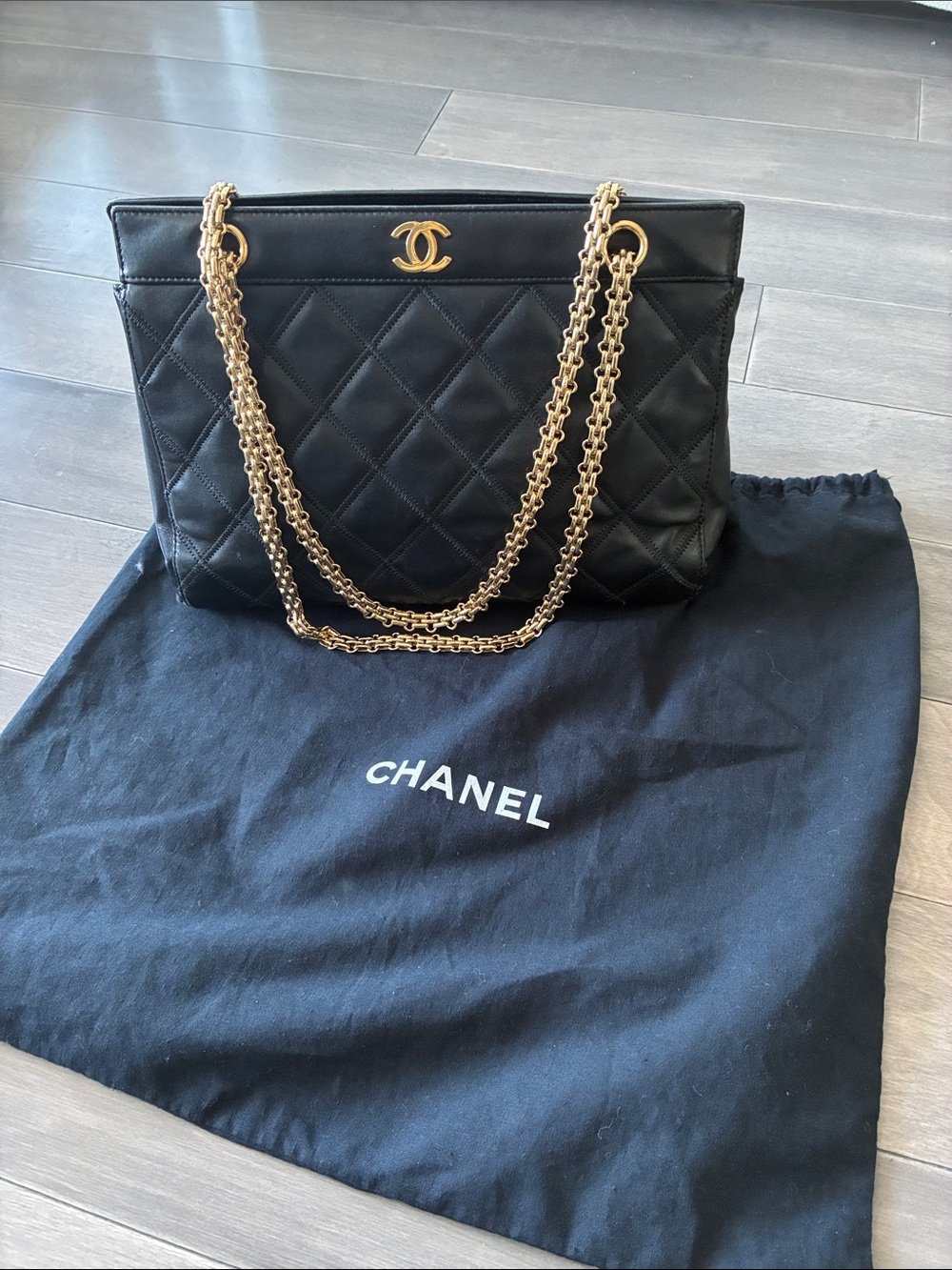 Vintage CHANEL Black Quilted Leather CC Chain Tote Gold Hardware - Picture 2 of 12